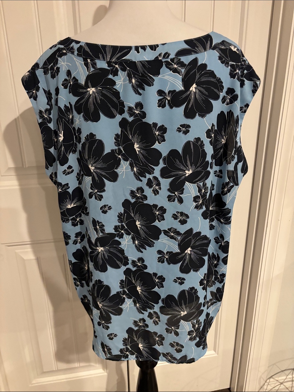 Ann Taylor Women’s Floral Boatneck Top in Light Blue and Black - Picture 3 of 6